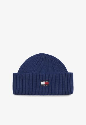 Mørkeblå strikket beanie med opfoldet kant og rektangulært Tommy Jeans logo i rød, hvid og sort på fronten i midten.