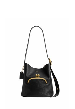 Sac à bandoulière en cuir noir texturé avec fermoir et quincaillerie dorés, comprenant une pochette à monnaie avant et une sangle réglable avec des clous dorés.