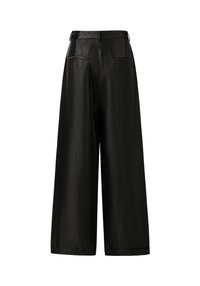 Zwarte, broek met wijde pijpen gemaakt van glanzend materiaal, met een gladde textuur, twee achterzakken en een getailleerde tailleband.