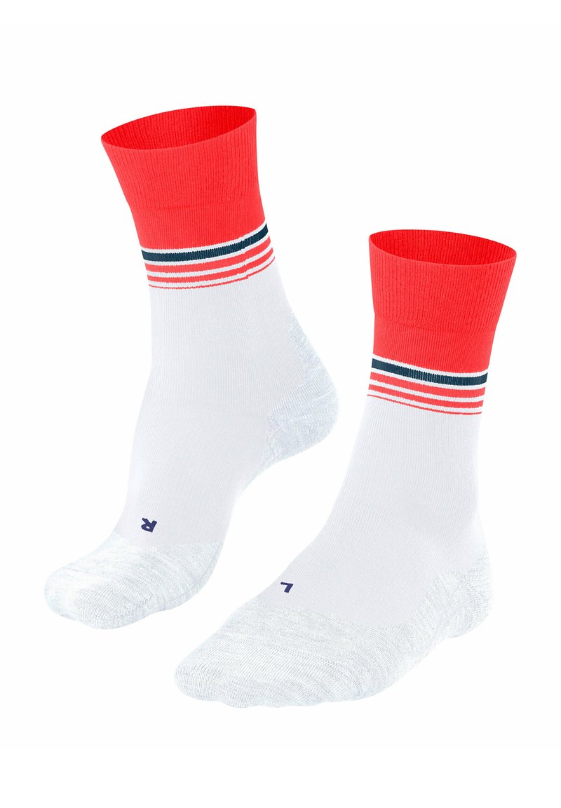 Une paire de chaussettes de sport blanches avec des poignets rouges et des rayures horizontales rouge, blanche et marine près du haut sur un fond blanc.