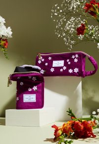 The Flat Lay Co. STANDING MAKEUP BRUSH CASE - Toalettmappe - plum daisy