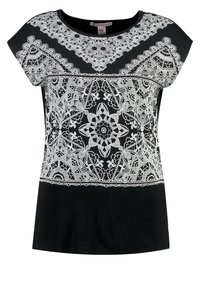 Schwarzes T-Shirt mit weißen Spitzenmotiven auf der Vorderseite. Mit rundem Halsausschnitt und kurzen Ärmeln. Weicher Stoff.