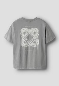 Camiseta de algodón gris con mangas cortas, que presenta un diseño gráfico de texto entrelazado y la frase "Escalando Nuevas Alturas" en blanco.