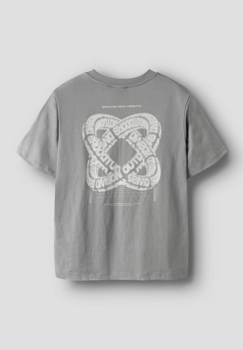 Camiseta de algodón gris con mangas cortas, que presenta un diseño gráfico de texto entrelazado y la frase "Escalando Nuevas Alturas" en blanco.