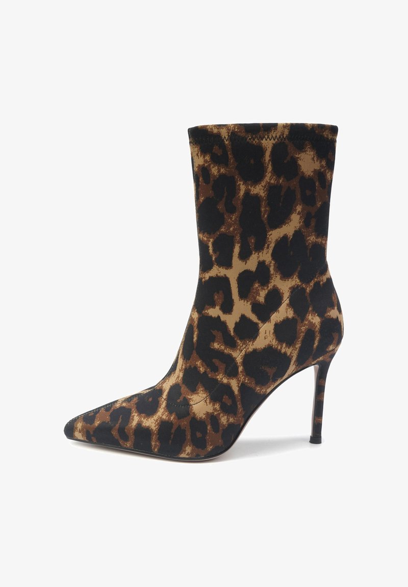 Botine cu imprimeu de leopard, având vârful ascuțit, toc înalt de tip stiletto și un material moale cu un aspect texturat în nuanțe de maro și negru.