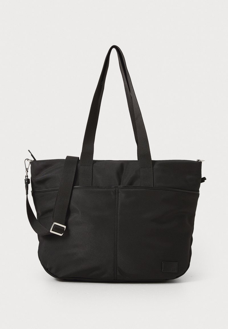 Sort tote bag lavet af stof med en glat tekstur, der har to håndtag, en lang justerbar rem og en lynlåslukning i toppen.