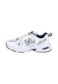 Zapatilla deportiva blanca y azul marino con laterales de malla, cordones, cuello acolchado y una suela gruesa y acolchada, mostrada en un perfil desde el lado derecho.