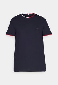 T-shirt in cotone blu navy con maniche corte, col girocollo, rifiniture rosse e bianche sul colletto e sui bordi delle maniche, con piccolo logo sul petto.
