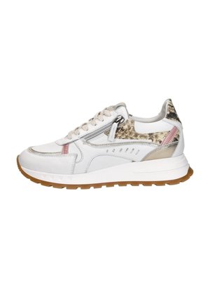 Witte sneaker met beige en bruine slangenprint accenten, beige veters, rits aan de zijkant en een loopzool van gumrubber, gezien van de rechterzijaanzicht.