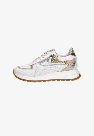Witte sneaker met beige en bruine slangenprint accenten, beige veters, rits aan de zijkant en een loopzool van gumrubber, gezien van de rechterzijaanzicht.