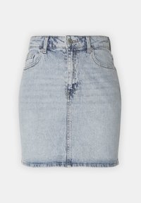 Mini-jupe en denim bleu clair avec poches avant, passants pour ceinture et fermeture par bouton.