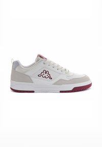 Sneaker bianca con accenti in suede grigi, tomaia perforata, punta rotonda e suola in gomma color bordeaux. Presenta un logo ricamato sul lato.