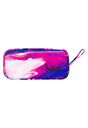 Astuccio con cerniera in un vibrante design marmorizzato viola-rosa, realizzato in tessuto resistente, con dettaglio del logo nero e una maniglia laterale.