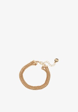 Bracelet chaîne ton or comprenant plusieurs rangs liés, un fermoir homard, et une chaîne ajustable avec une petite étiquette circulaire.