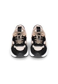 Le sneaker nere e beige presentano una tomaia in rete, dettagli in suede, lacci testurizzati e una suola bianca con battistrada in gomma nera.