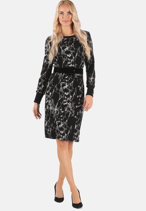 Schwarzes Kleid mit Marmorprint in Grau und Weiß. Lange Ärmel, runder Ausschnitt, taillierter Gürtel und Knopfdetails vorne. Glatte Stoffoberfläche.