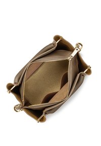 Un sac à main en cuir taupe ouvert pour montrer un compartiment zippé avec une fermeture éclair dorée et deux poches intérieures ouvertes.