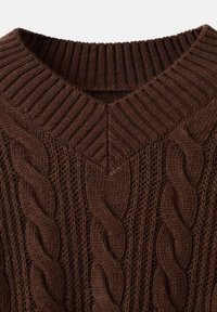 Brauner Strickpullover mit V-Ausschnitt, gerippter Textur und Zopfmuster, der ein gemütliches und strukturiertes Design hervorhebt.