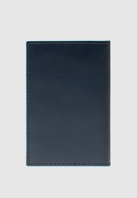 Marineblauwe leren portemonnee met een gladde textuur, afgeronde hoeken en contrasterende turquoise stiksels langs de randen.