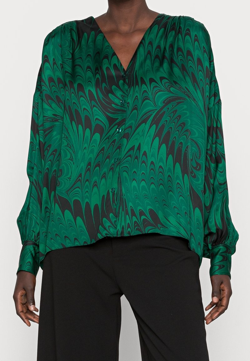 Grön- och svartmarmorerad blus med V-ringning, långa ärmar, knappdetaljer och en lös passform, tillverkad av ett mjukt, lätt tyg.