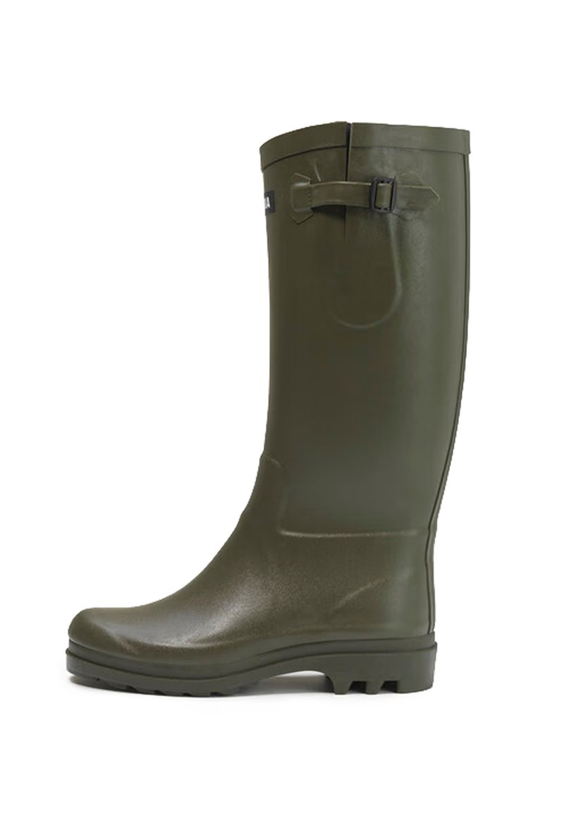 Botte de pluie en caoutchouc verte avec une surface lisse, hauteur mi-mollet, sangle latérale avec détail de boucle et semelle texturée pour l'adhérence.