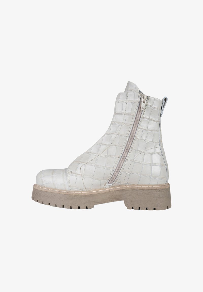 Stivaletto bianco alla caviglia con motivo a coccodrillo, cerniera laterale, suola spessa e tomaia in pelle texturizzata. Punta rotonda e suola beige.