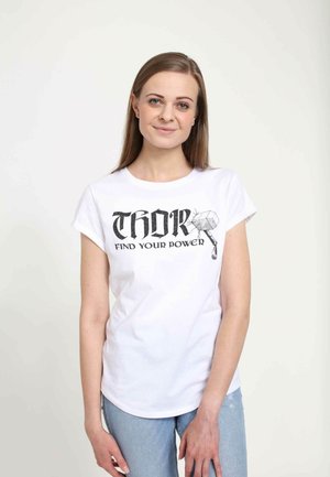Hvid kortærmet T-shirt med en sort grafisk tryk af "THOR" og en hammer med teksten "FIND DIN KRAFT." Simpel rund halsudskæring.