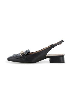 Scarpa slingback in pelle nera con tacco basso a blocchetto, punta affilata, pattina frontale con frange e dettaglio fibbia a anello metallico.