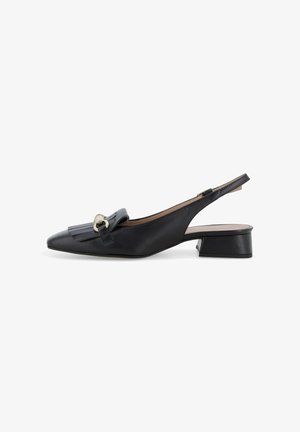 Scarpa slingback in pelle nera con tacco basso a blocchetto, punta affilata, pattina frontale con frange e dettaglio fibbia a anello metallico.