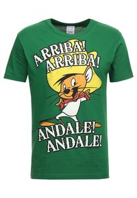 Zielona koszulka bawełniana z postacią z kreskówki w szerokim kapeluszu. Tekst brzmi "ARRIBA! ARRIBA!" oraz "ANDALE! ANDALE!" w wyraźnym druku.