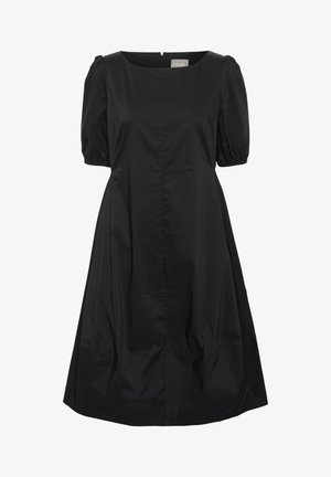 Musta mekko, jossa on neliön muotoinen pääntie, lyhyet puffihihat ja liehuva hame. Valmistettu sileästä kankaasta, jossa on keskeinen sauma ja takana vetoketju.