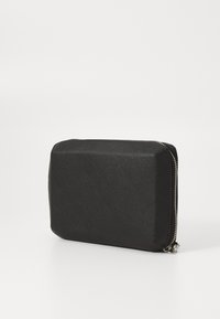 Billetera rectangular negra hecha de material texturizado, con un cierre de cremallera suave a lo largo del borde superior y un diseño minimalista.