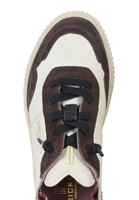Sneaker in suede bianco e marrone con lacci neri, punta arrotondata, accenti testurizzati e dettagli del logo visibili sulla linguetta e sul lato.