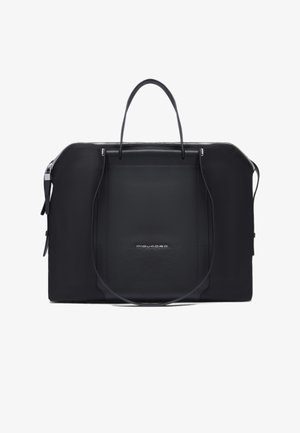 Schwarze Ledertasche mit glatter Textur, ausgestattet mit Reißverschluss, zwei Griffen und einer Fronttasche. Minimalistisches Design mit dezentem Branding.