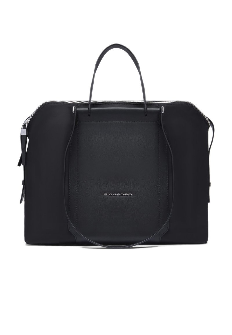 Bolso negro de cuero con textura suave, con cierre de cremallera, dos asas y un bolsillo frontal. Diseño minimalista con marca sutil.