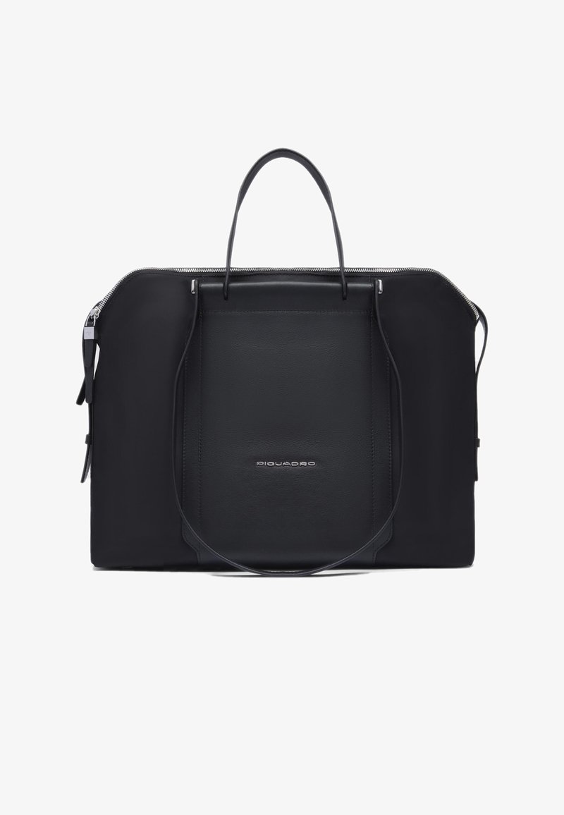 Bolso negro de cuero con textura suave, con cierre de cremallera, dos asas y un bolsillo frontal. Diseño minimalista con marca sutil.