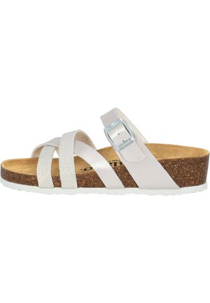 Weiße Plattform-Sandalen mit drei strukturierten Riemen, einer metallischen Schnalle und einem Korkfußbett, ausgestattet mit einer Gummisohle für besseren Grip.