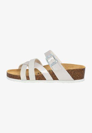Weiße Plattform-Sandalen mit drei strukturierten Riemen, einer metallischen Schnalle und einem Korkfußbett, ausgestattet mit einer Gummisohle für besseren Grip.