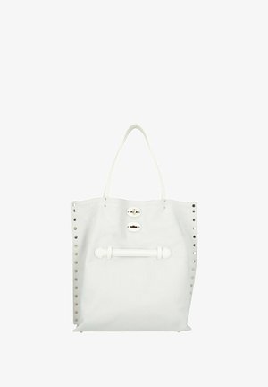 Borsa tote in pelle bianca con trama intrecciata, bordi laterali borchiati, cinturino orizzontale frontale e due dettagli con fibbie metalliche al centro superiore.