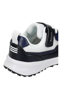 Weißer Sportschuh mit navy farbener Lederferse und Mesh-Obermaterial, ausgestattet mit einem Klettverschluss, strukturiertem Gummiaußensohle und weißen Akzenten.