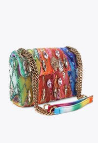Kleurvolle handtas met pailletten, voorzien van een gouden kettinghengsel, een gestructureerd patchworkontwerp en juweelaccenten aan de voorkant en zijkanten.
