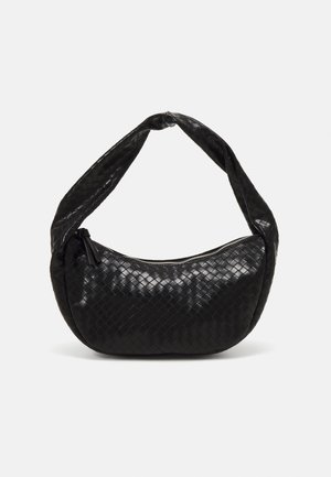 Petit sac à bandoulière en cuir noir avec texture tressée et fermeture éclair en haut, avec une anse torsadée.