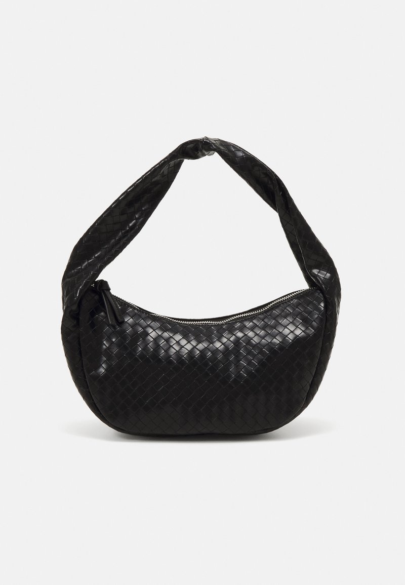 Petit sac à bandoulière en cuir noir avec texture tressée et fermeture éclair en haut, avec une anse torsadée.