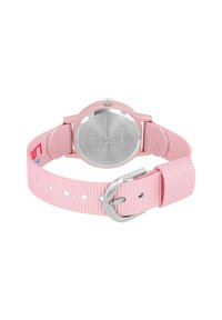 Ronde roze horloge met een roestvrijstalen achterkant, voorzien van een gestructureerde roze stoffen band en een zilveren gesp. Opvallende details zijn een kleine kroon.