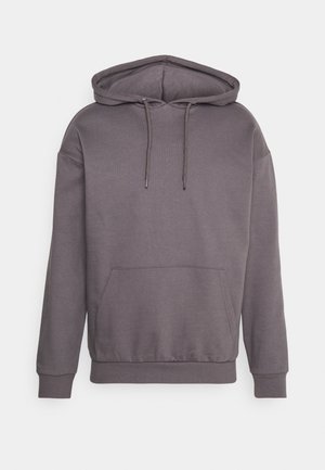 Sudadera gris hecha de un tejido suave, con un amplio bolsillo frontal, capucha con cordones y puños y dobladillo acanalados. Diseño simple y sin adornos.
