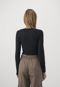 Hollister Co. LONG SLEEVE FLAT SEAMLESS WRAP TOP - Ilgarankovis viršutinės dalies drabužis - CASUAL BLACK