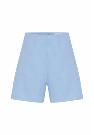 Pantaloni corti blu chiaro realizzati in un tessuto morbido, con un design sartoriale che presenta pieghe e tasche laterali. Taglio classico con una finitura pulita.