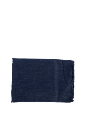 Tessuto rettangolare piegato di colore blu scuro su sfondo bianco, che mostra la trama e leggere pieghe.