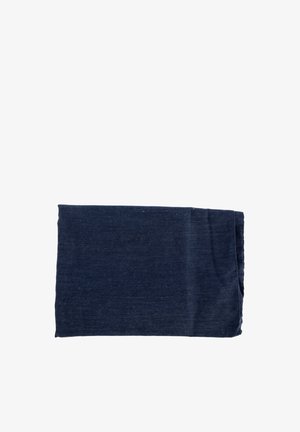 Tessuto rettangolare piegato di colore blu scuro su sfondo bianco, che mostra la trama e leggere pieghe.