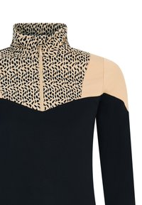 Langærmet top med høj krave, en beige og sort leopardprint-design øverst, og en ensfarvet sort nederste sektion. Lynlås fortil.